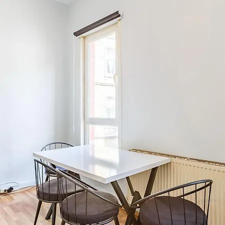 Flat Within Walking Distance To Flower Passage 아파트 이스탄불