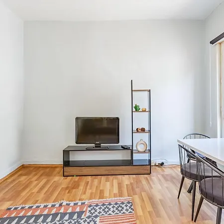 Flat Within Walking Distance To Flower Passage 아파트