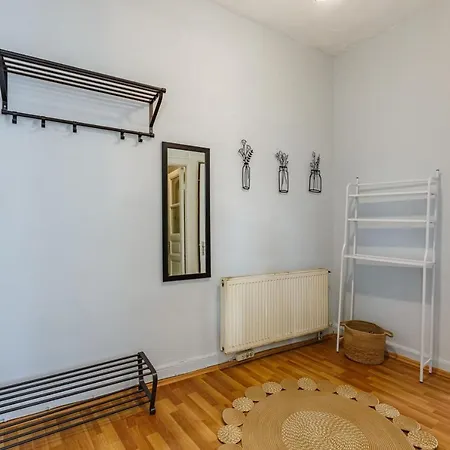 Flat Within Walking Distance To Flower Passage 아파트 *