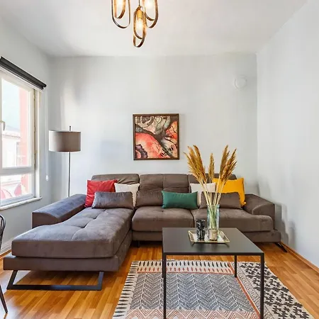 Flat Within Walking Distance To Flower Passage شقة