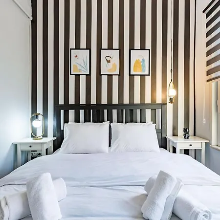 Flat Within Walking Distance To Flower Passage شقة